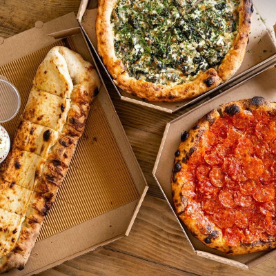 Pizza Αλένια: Κλασσικές γεύσεις πίτσας και πίτσες εμπνευσμένες από ελληνικές συνταγές, σε ένα νέο στέκι στα Κωνσταντινουπολίτικα