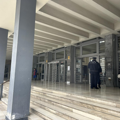 Θεσσαλονίκη: Στα δικαστήρια τα τρία άτομα που κατηγορούνται για εκβίαση για λογαριασμό έγκλειστου φυλακών (βίντεο)