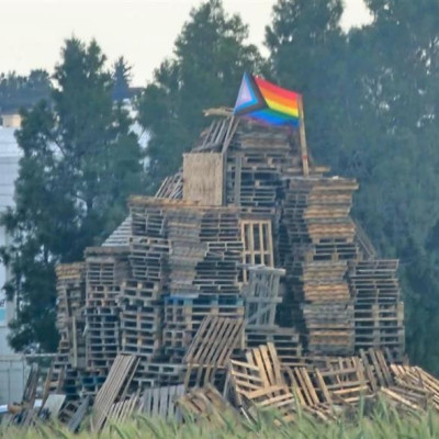 Ομοφοβικό μίσος στη Κύπρο: Αντί για τον Ιούδα έκαψαν σημαίες της ΛΟΑΤΚΙ+ κοινότητας