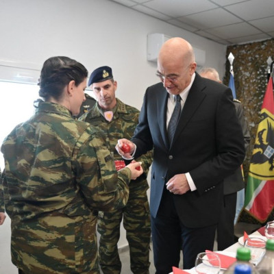 Τσούγκρισε αυγά με στρατιώτες στον Έβρο ο Ν. Δένδιας