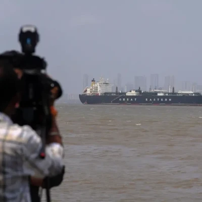 Σε «ασφυξία» η παγκόσμια ναυσιπλοΐα με το κλείσιμο των Στενών του Ορμούζ