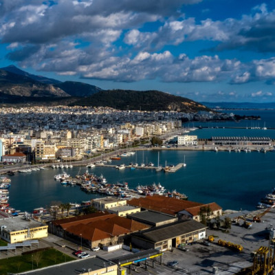 Βόλος: Εξαπλώνεται η «κίτρινη βλέννα» στο λιμάνι – Τι δείχνουν οι μετρήσεις για e-coli