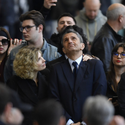 Σε λαϊκό προσκύνημα η σορός του Μιρτσέα Λουτσέσκου - «Έσπασε» ο Ράζβαν (βίντεο)