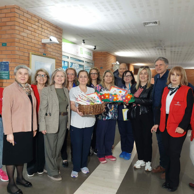 Μια «αγκαλιά» από λαμπάδες και χρώματα για τα παιδιά του Νοσοκομείου «Παπαγεωργίου»