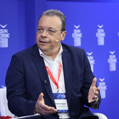 Παρακολουθεί και ετοιμάζεται να μιλήσει