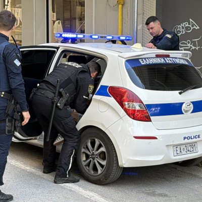 Θεσσαλονίκη: Συνελήφθη η 25χρονη μητέρα του 5χρονου που πέταγε αντικείμενα από μπαλκόνι - Γιατί έλειπε από το σπίτι