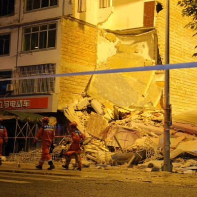 Σεισμός 5,2 Ρίχτερ στη νότια Κίνα: Δύο νεκροί, 13 κατεστραμμένα κτίρια και χιλιάδες εκκενώσεις (βίντεο)