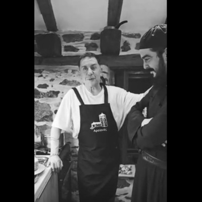 Στο Άγιο Όρος ο Γιώργος Μαζωνάκης ως... μάγειρας (βίντεο)