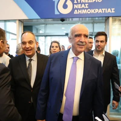 Ψιθυριστά με τον πρωθυπουργό