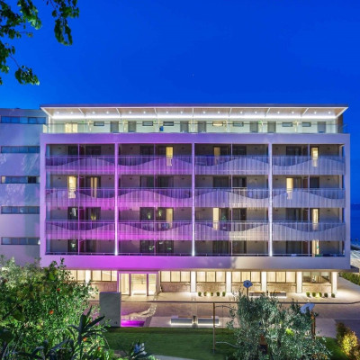 Ammon Zeus Luxury Beach Hotel 5*: Ένα ξενοδοχείο-σύμβολο στην καρδιά της Καλλιθέας, με θέα το απέραντο γαλάζιο και ρίζες που χάνονται στους αιώνες