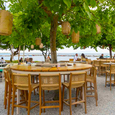 Tarde: Το νέο seaside στέκι της Επανομής που συνδυάζει θέα, γεύσεις και διασκέδαση