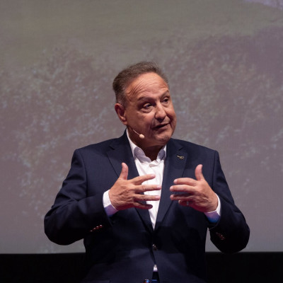 Η ξεχωριστή ευχή του Αγγελούδη μέσα από τους στίχους του Γιάννη Ρίτσου