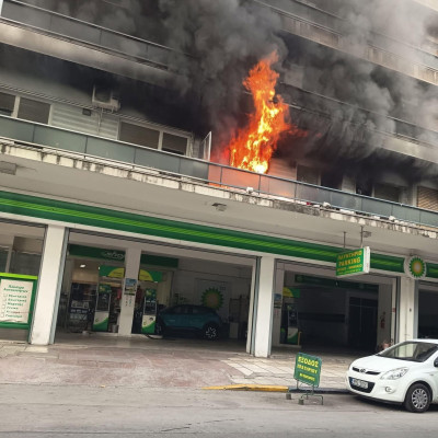 Θεσσαλονίκη: Τέθηκε υπό έλεγχο η φωτιά σε διαμέρισμα στην Λεωφόρο Στρατού πάνω από βενζινάδικο - Δύο άτομα απεγκλωβίστηκαν (βίντεο)