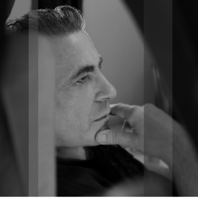 Ο Ian Ikon παρουσιάζει το νεό του τραγούδι «Under My Skin»: «Τα πρώτα ακούσματα δείχνουν πάντα έναν δρόμο»