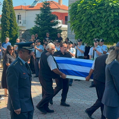 Δράμα: Σπαραγμός στην κηδεία της 45χρονης αστυνομικού - Τραγικές φιγούρες τα παιδιά της (βίντεο)