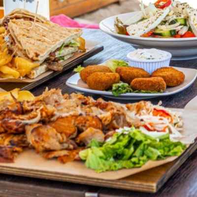 Olympus Grill στη Νικήτη: Ο δρόμος για εκλεκτές σούβλες, περνά από την παραλία!