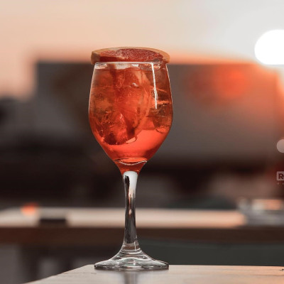 Remezzo Marine Gastro Bar: Εκεί που το ηλιοβασίλεμα συναντά κλασικά και signature cocktails