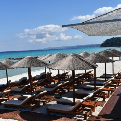Afrodite Beach Bar-Restaurant: Ένας αγαπημένος προορισμός στην Καλλιθέα από το 1988