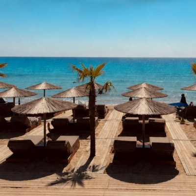 Αφιέρωμα: Best of 2026 | 8+1 από τα καλύτερα beach bar και beach bar restaurants στο πρώτο και στο δεύτερο πόδι της Χαλκιδικής