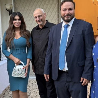 Στην πρεσβευτική κατοικία