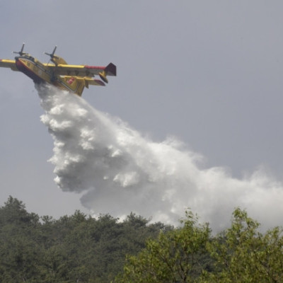 Ιταλία: Όπου φύγει - φύγει εκατοντάδες τουρίστες και λουόμενοι από χωριό της Απουλίας όπου έχει ξεσπάσει πυρκαγιά