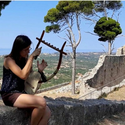 Η Θεσσαλονικιά Ρόζα Φραγκοράπτη που έπαιξε την αρχαία επτάχορδη λύρα στην «Οδύσσεια» του Νόλαν