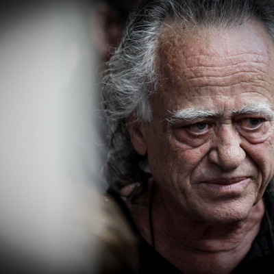 Το τελευταίο χειροκρότημα για τον Νίκο Καλογερόπουλο: Σήμερα η πολιτική κηδεία του στο Α' Νεκροταφείο