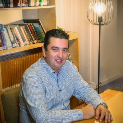 Πώς ο Γιώργος Ρόβας μετατρέπει τις ιστορίες σε μαθήματα ζωής