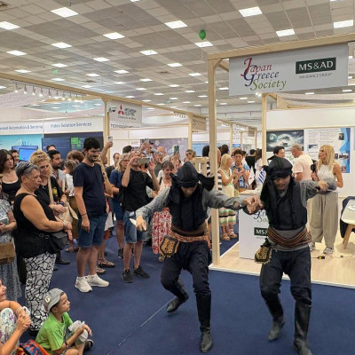 ΔΕΘ: Ιάπωνες μουσικοί και χορευτές ξεσήκωσαν τους επισκέπτες με ποντιακούς χορούς και λύρα (βίντεο)