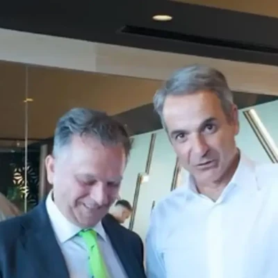 Ο Μητσοτάκης, οι selfies και η πράσινη γραβάτα που γίνεται... μπλε (Βίντεο)