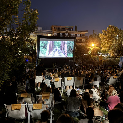 Ο αστικός αμπελώνας του Δήμου Θεσσαλονίκης μετατράπηκε σε υπαίθριος κινηματογράφος - Χιλιάδες άτομα στην προβολή
