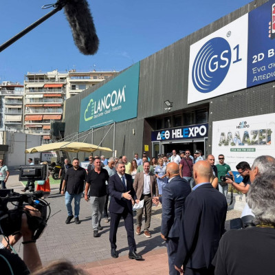 Η βόλτα Ανδρουλάκη στη ΔΕΘ, οι selfies και το… πινγκ πονγκ