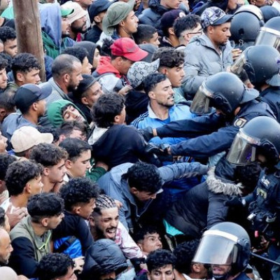 Ένταση στη Θέουτα: Χιλιάδες μετανάστες στους δρόμους για να προλάβουν μια θέση σε νέο καταυλισμό (βίντεο)