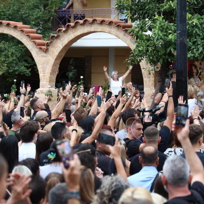 Κοσμοσυρροή στην παλιά του γειτονιά, για το τελευταίο αντίο στον Γιώργο Μαζωνάκη
