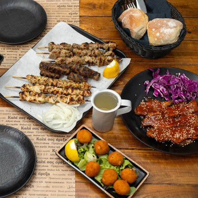 Mezedaki Bar: Το στέκι της Κάτω Τούμπας όπου η παρέα συναντά την αυθεντική γεύση