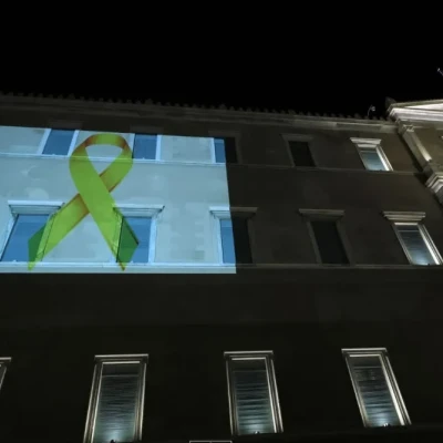Η Βουλή των Ελλήνων φωταγωγήθηκε με τη «Χρυσή Κορδέλα» για τον παιδικό και εφηβικό καρκίνο