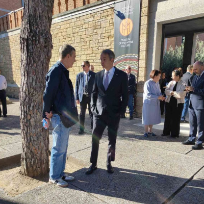 Περιμένοντας τον Ράντεφ ο Κυριάκος Μητσοτάκης συνομιλεί με τον συντάκτη μας Νίκο Οικονόμου