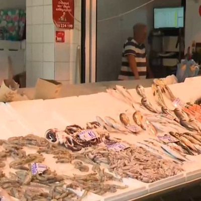 Γεμίζουν ξανά οι πάγκοι στις ιχθυαγορές, σε ποια ψάρια καταγράφονται ελλείψεις (βίντεο)