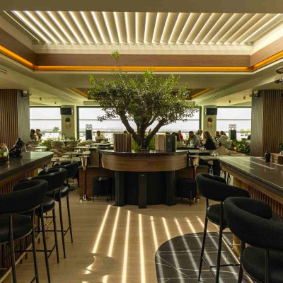 Social House: Ένα πανέμορφο «σπίτι» για κάθε ώρα της ημέρας…με τον ορίζοντα στα πόδια σας