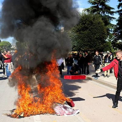 Επέστρεψαν τα επεισόδια στην Αλβανία: «Βροχή» από μολότοφ, δακρυγόνα και αύρες νερού στο κέντρο των Τιράνων (βίντεο)