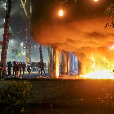Αλβανία: Βίαιες συγκρούσεις στα Τίρανα - Επιθέσεις σε υπουργεία και το γραφείο του πρωθυπουργού, Ράμα (βίντεο)