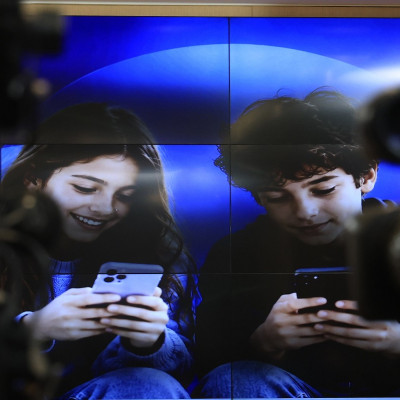 Φραγή στα social media ανηλίκων: Επιστήμονες μιλούν για όσα πρέπει να προσέξουν οι γονείς