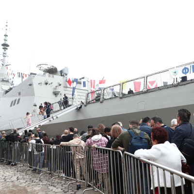 Θεσσαλονίκη: Πλήθος κόσμου στην... ουρά για να δει από κοντά την φρεγάτα «Κίμων»