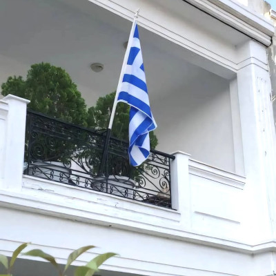 Ο δήμαρχος Πυλαίας-Χορτιάτη κρέμασε την ελληνική σημαία