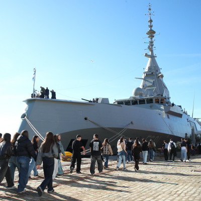 Θεσσαλονίκη: Κοσμοσυρροή στο λιμάνι για μια ξενάγηση στη φρεγάτα «Κίμων» (βίντεο)