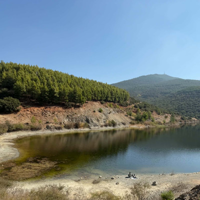 Τα Viral της Θεσσαλονίκης: Η τεχνητή λίμνη του Τριαδίου και το μονοπάτι που οδηγεί σε έναν εγκαταλελειμμένο οικισμό (βίντεο)