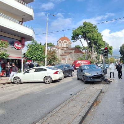 Θεσσαλονίκη: Τροχαίο με πέντε τραυματίες στο κέντρο της πόλης - Δείτε φωτογραφίες