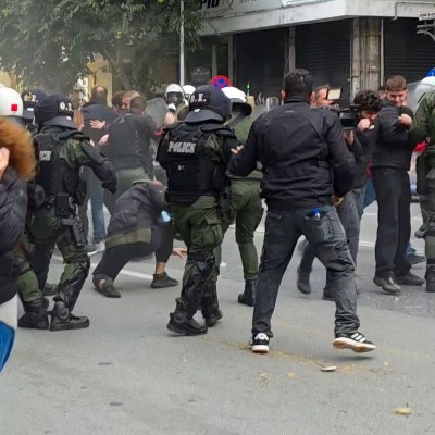 Θεσσαλονίκη: Eπεισόδια μεταξύ πολιτών και ΜΑΤ σε συγκέντρωση διαμαρτυρίας κατά του Κασιδιάρη