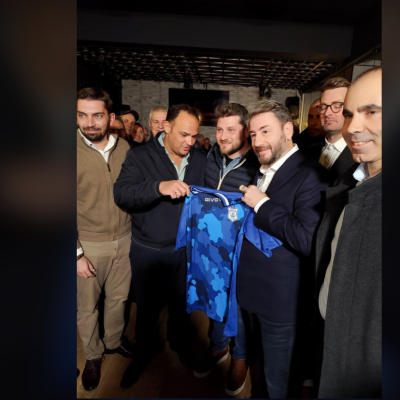 Η φανέλα που δώρισαν στον Ανδρουλάκη στο Δρυμό (βίντεο)