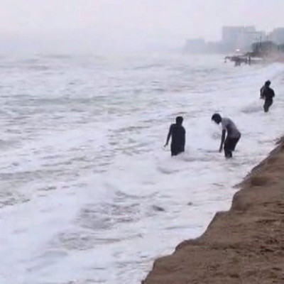 Ινδία: Εκκενώνονται περιοχές για 100.000 κατοίκους λόγω του φονικού κυκλώνα «Αρνάμπ» (βίντεο)